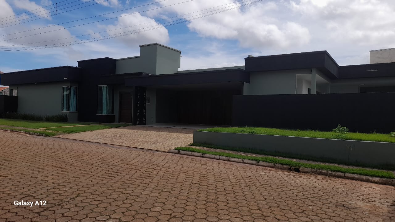 Casa à Venda no Condomínio Jequitibá